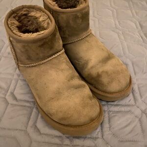 Women’s UGG sz 8 Classic Mini II Ankle Boots 8 wear on soles, broken pull tab